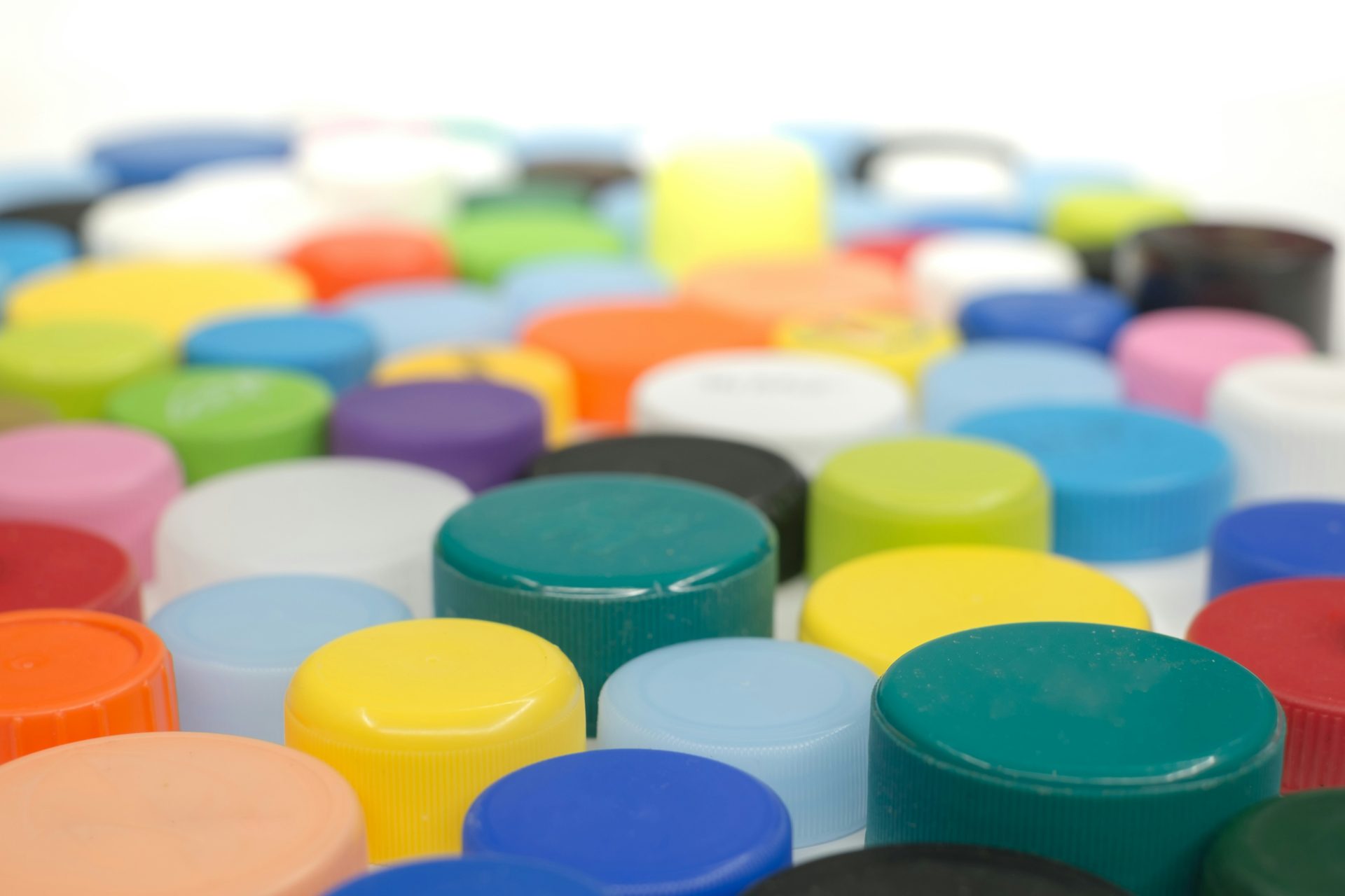 Un primer plano de muchos tapones de diferentes colores.